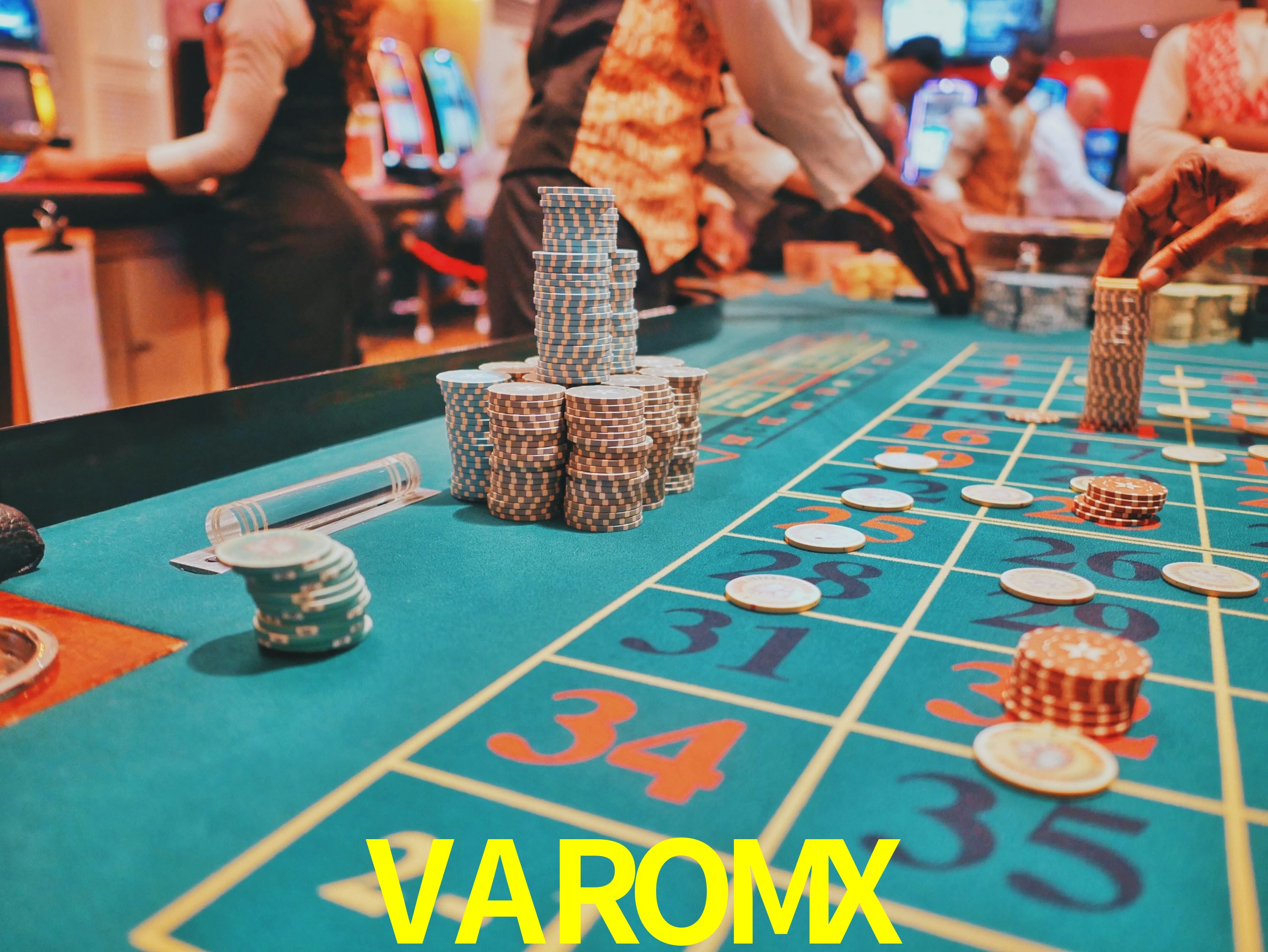 Escena dinámica inspirada en casino con iluminación VAROMX, cartas, fichas e íconos de juegos digitales en un espacio moderno de juegos.